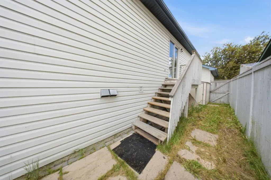 33 Martin Crossing Green NE Calgary AB T3J 3P1