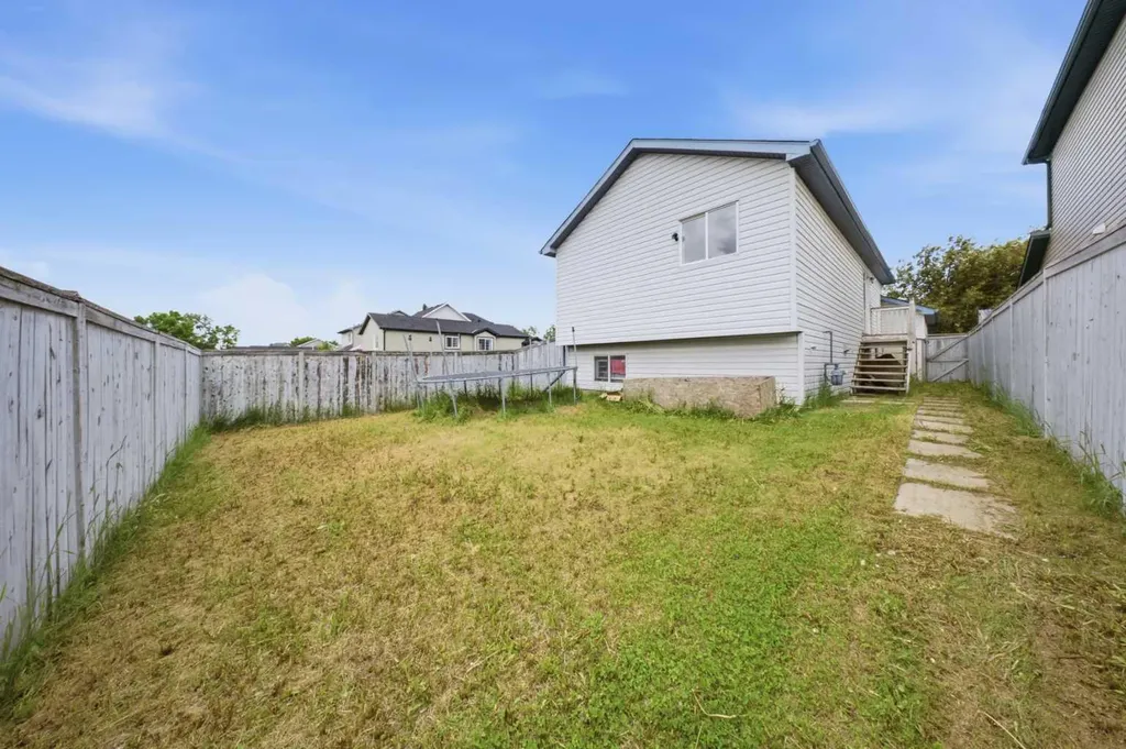 33 Martin Crossing Green NE Calgary AB T3J 3P1
