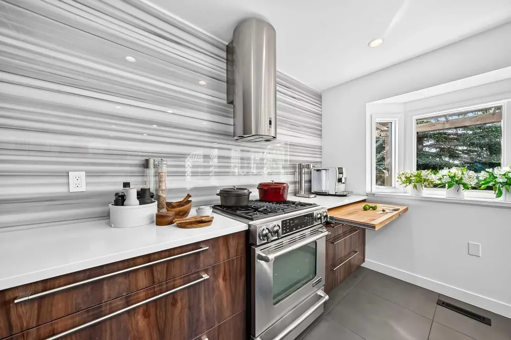344 Canterville Drive SW Calgary AB T2W 3Z9