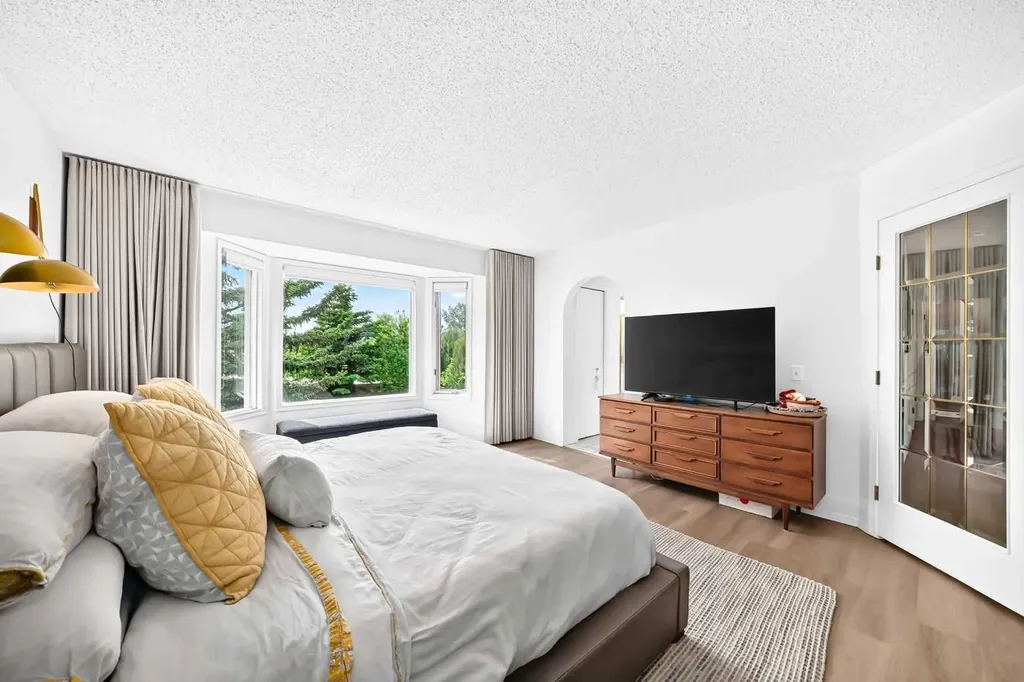 344 Canterville Drive SW Calgary AB T2W 3Z9