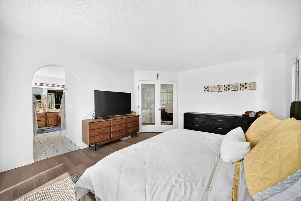 344 Canterville Drive SW Calgary AB T2W 3Z9