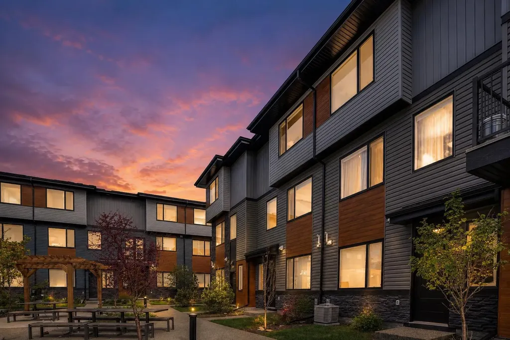 104 Corner Glen Circle NE Calgary AB T3N 2E2