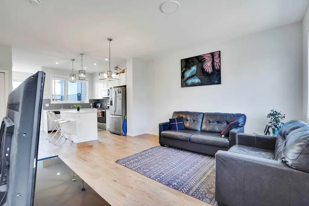 104 Corner Glen Circle NE Calgary AB T3N 2E2
