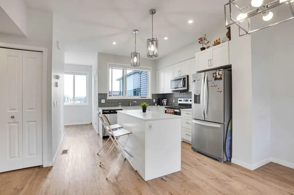 104 Corner Glen Circle NE Calgary AB T3N 2E2