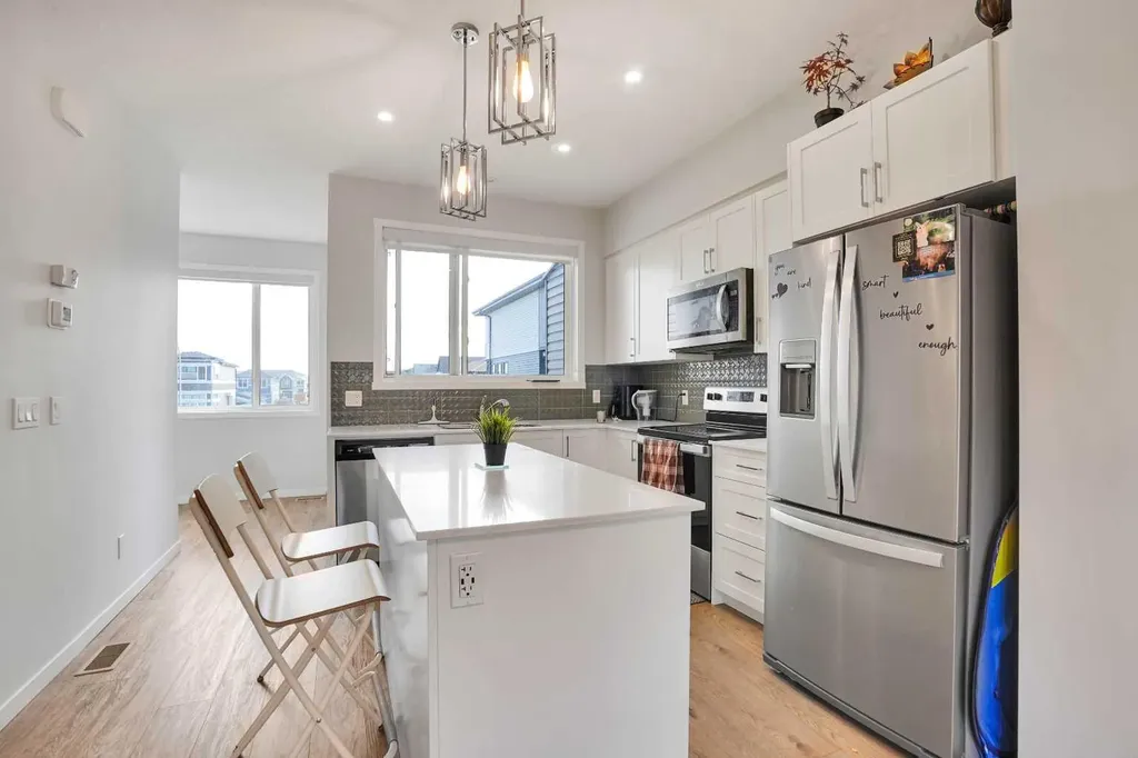 104 Corner Glen Circle NE Calgary AB T3N 2E2