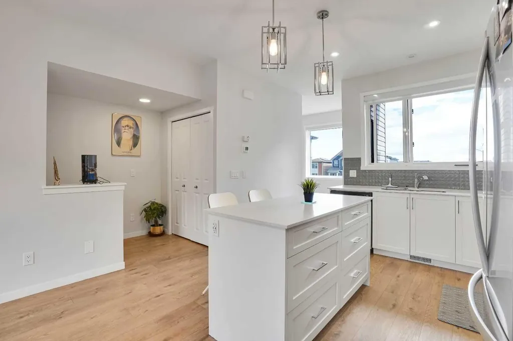 104 Corner Glen Circle NE Calgary AB T3N 2E2