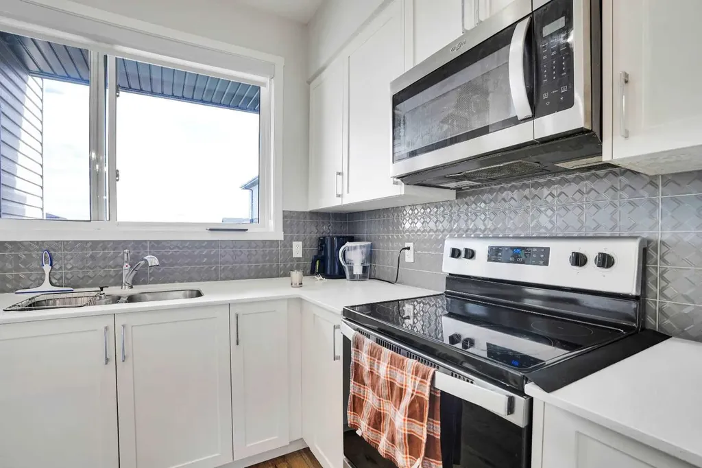 104 Corner Glen Circle NE Calgary AB T3N 2E2