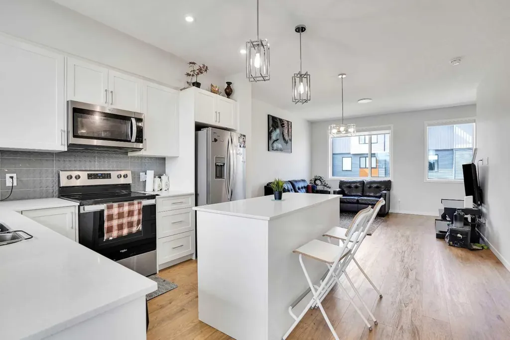104 Corner Glen Circle NE Calgary AB T3N 2E2
