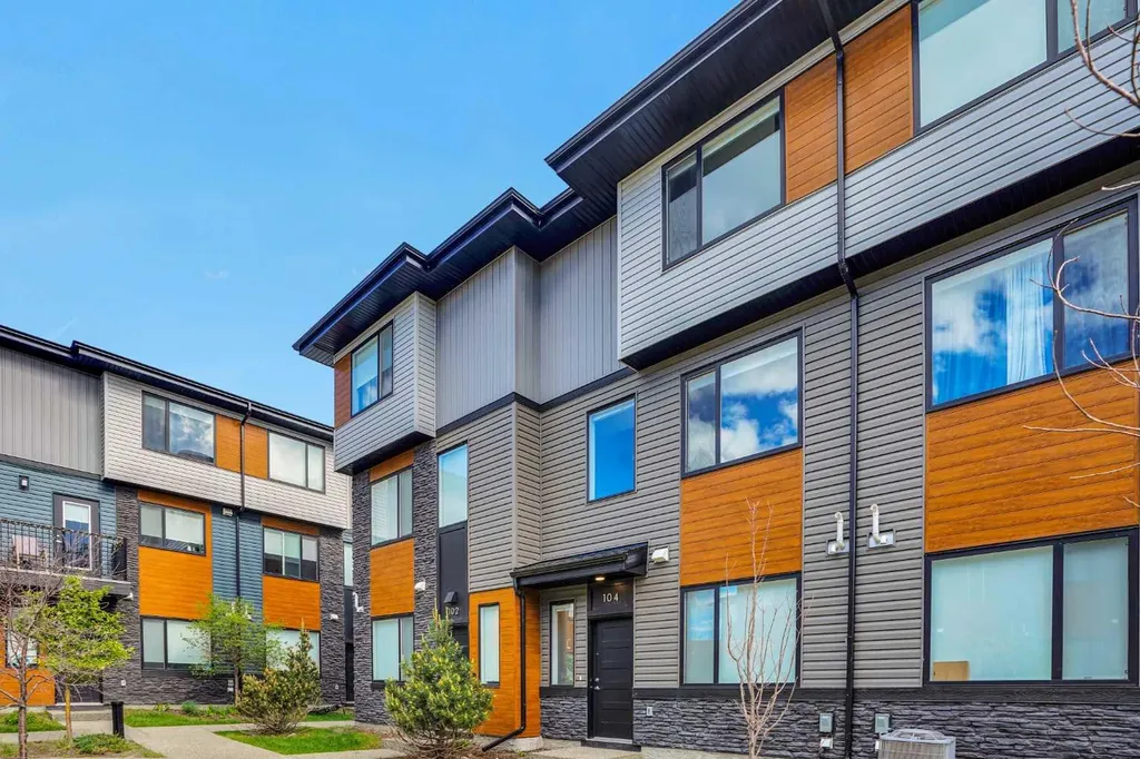 104 Corner Glen Circle NE Calgary AB T3N 2E2