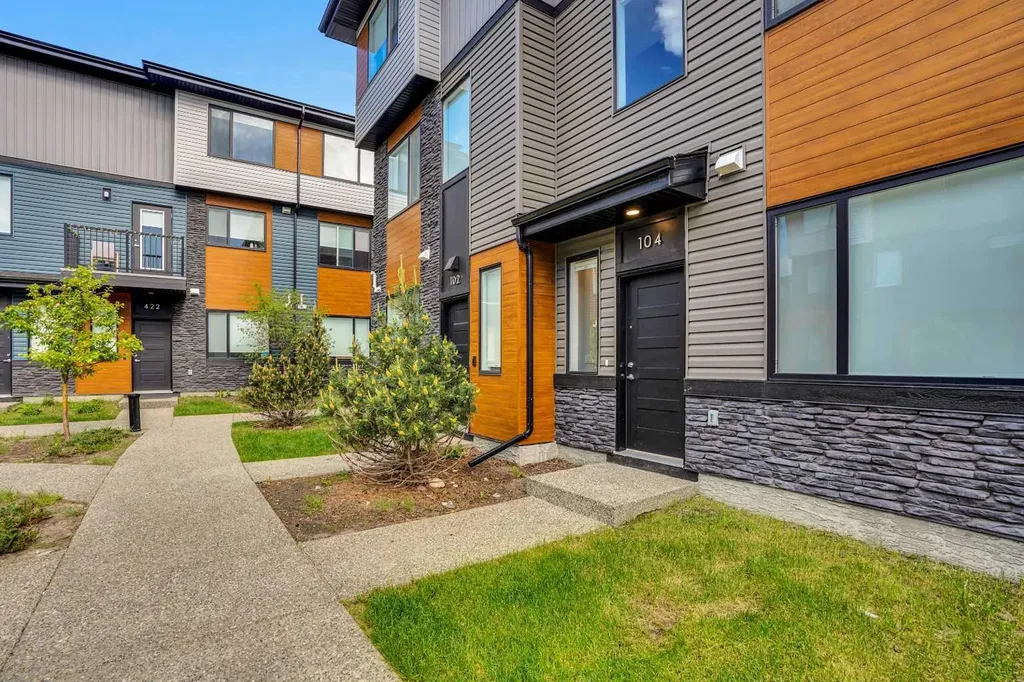 104 Corner Glen Circle NE Calgary AB T3N 2E2
