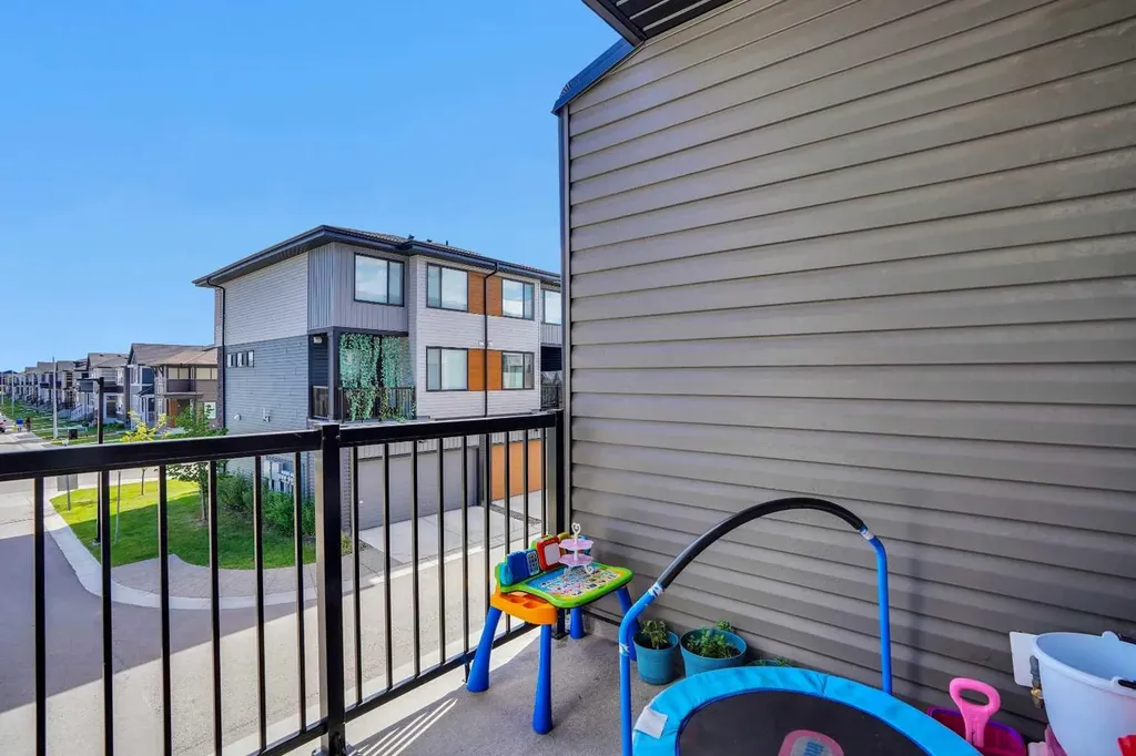 104 Corner Glen Circle NE Calgary AB T3N 2E2