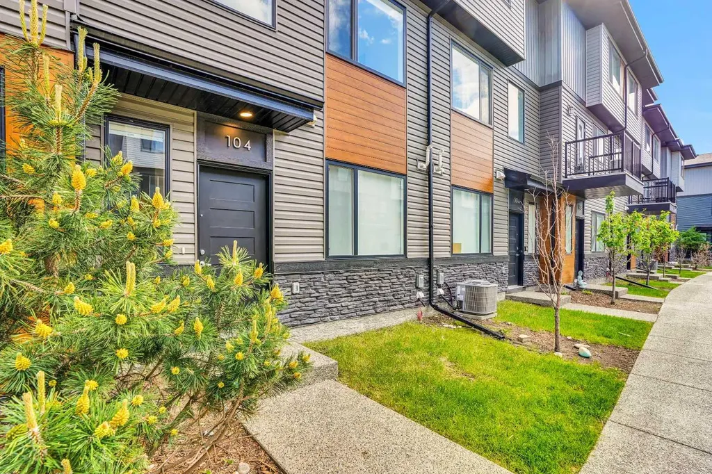 104 Corner Glen Circle NE Calgary AB T3N 2E2