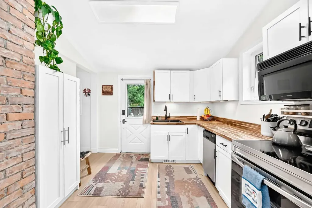 1628 15 Street SE Calgary AB T3G 3L9