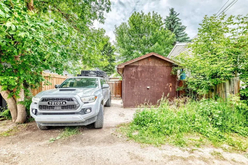 1628 15 Street SE Calgary AB T3G 3L9