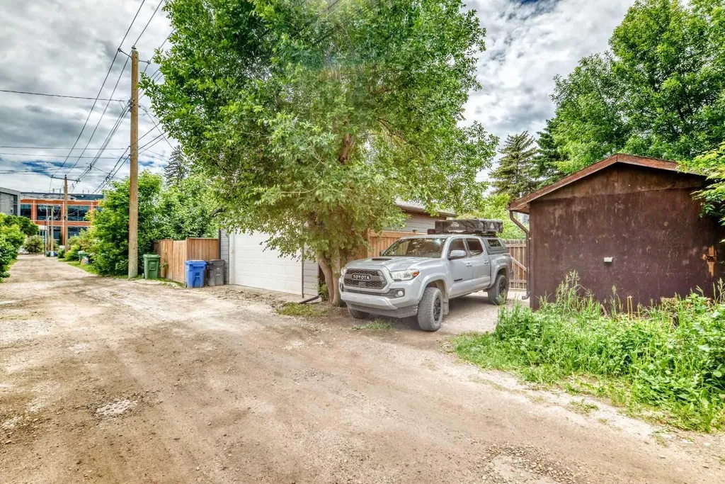 1628 15 Street SE Calgary AB T3G 3L9
