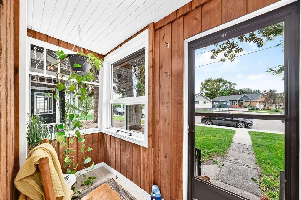1628 15 Street SE Calgary AB T3G 3L9