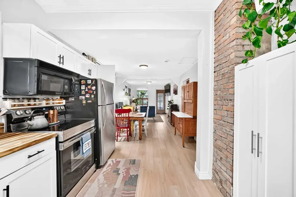 1628 15 Street SE Calgary AB T3G 3L9