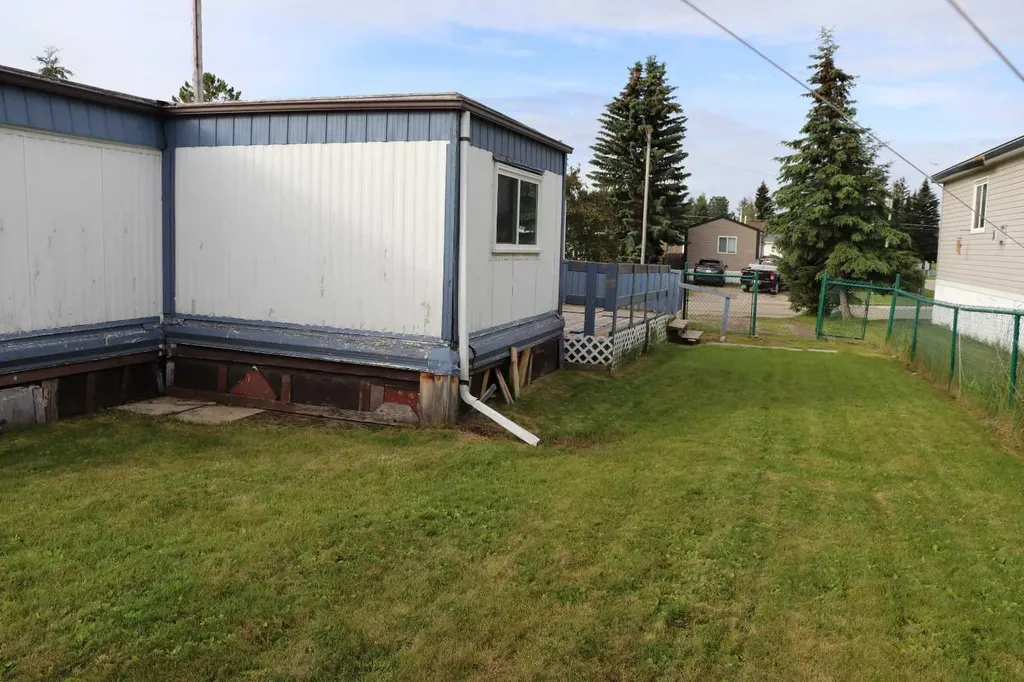 809 52 Street Edson AB T7E 1K4