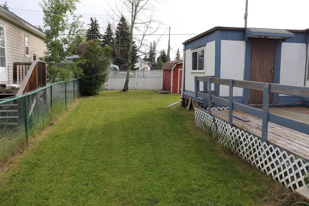 809 52 Street Edson AB T7E 1K4