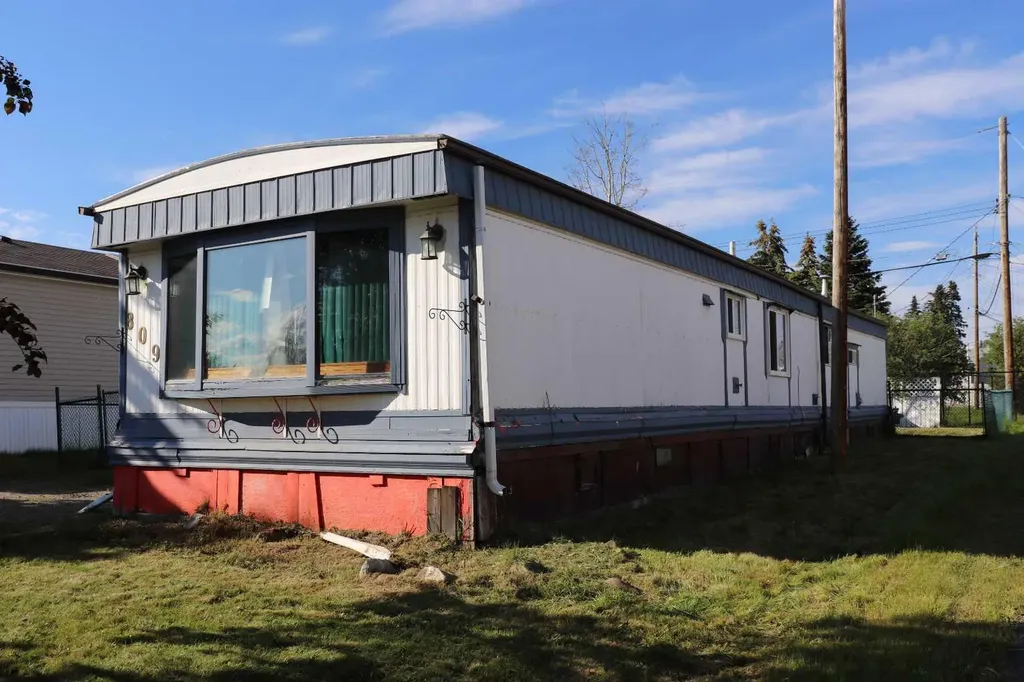 809 52 Street Edson AB T7E 1K4