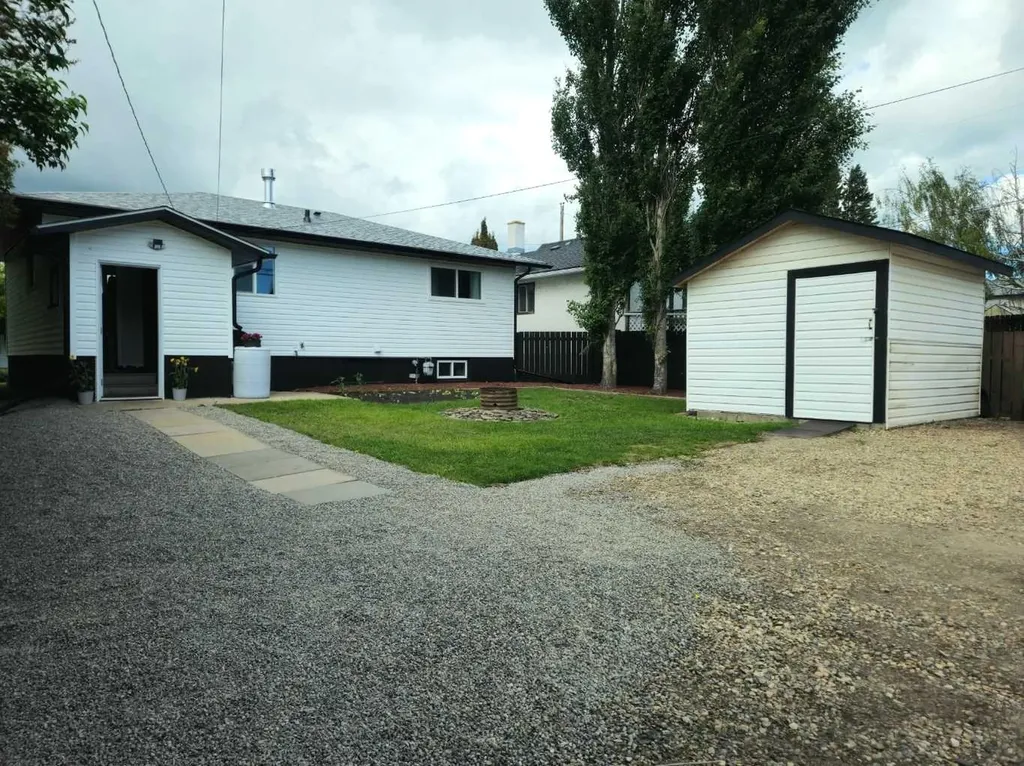 2133 21 Avenue Bowden AB T0M 0K0