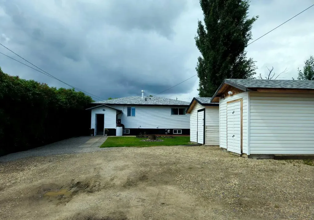2133 21 Avenue Bowden AB T0M 0K0