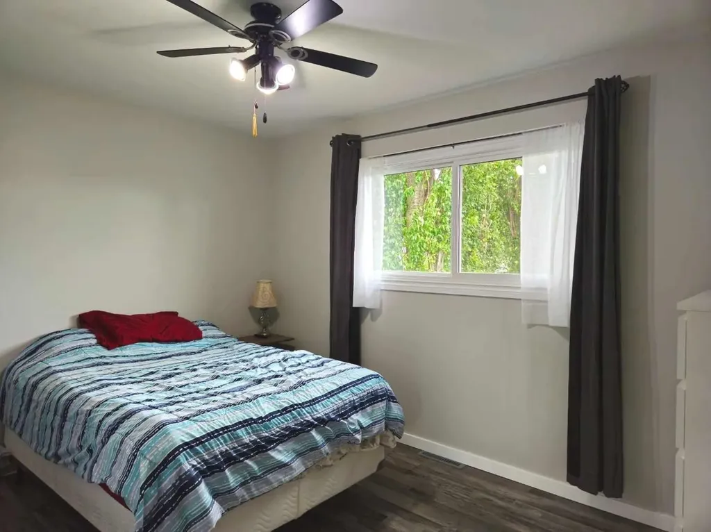 2133 21 Avenue Bowden AB T0M 0K0
