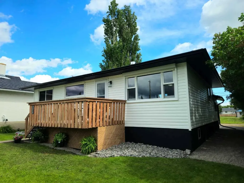 2133 21 Avenue Bowden AB T0M 0K0