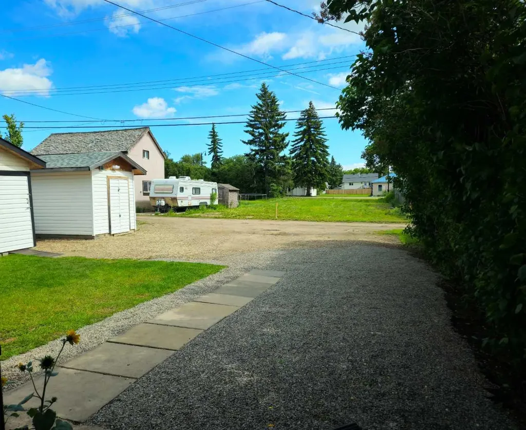 2133 21 Avenue Bowden AB T0M 0K0