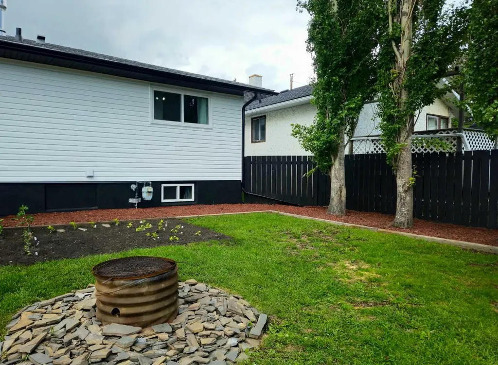 2133 21 Avenue Bowden AB T0M 0K0