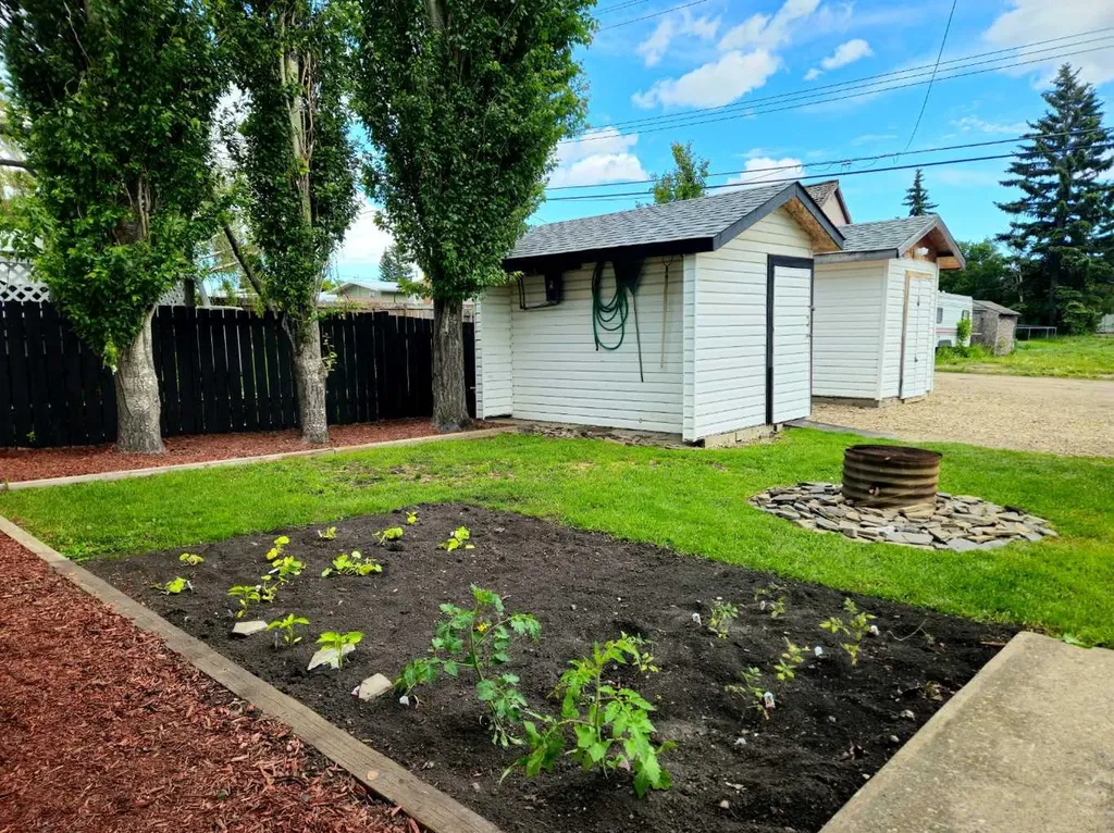 2133 21 Avenue Bowden AB T0M 0K0