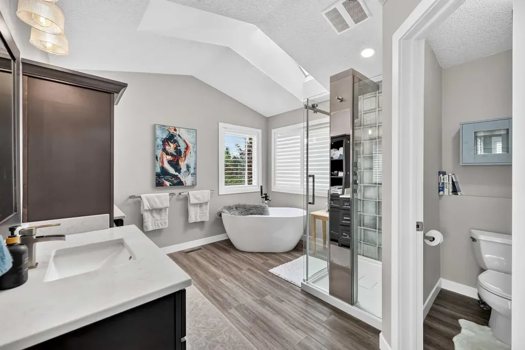 15 Douglas Glen Heights SE Calgary AB T2Z 3T4
