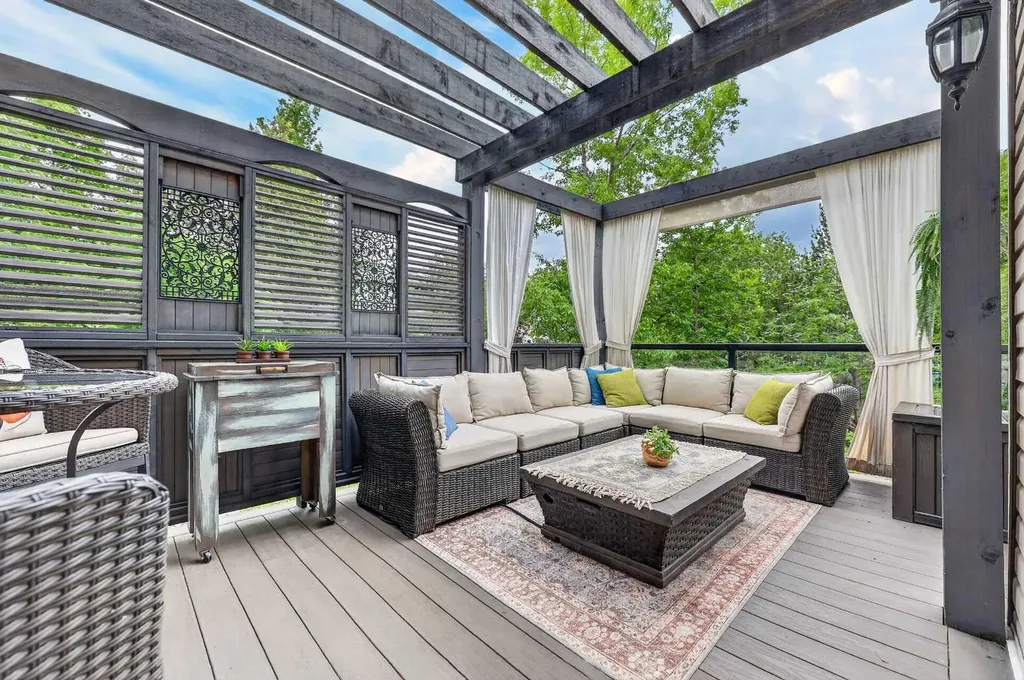 15 Douglas Glen Heights SE Calgary AB T2Z 3T4