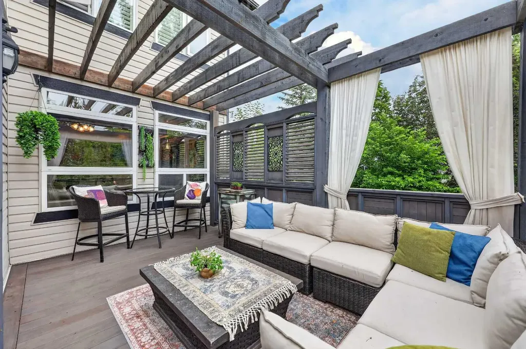 15 Douglas Glen Heights SE Calgary AB T2Z 3T4
