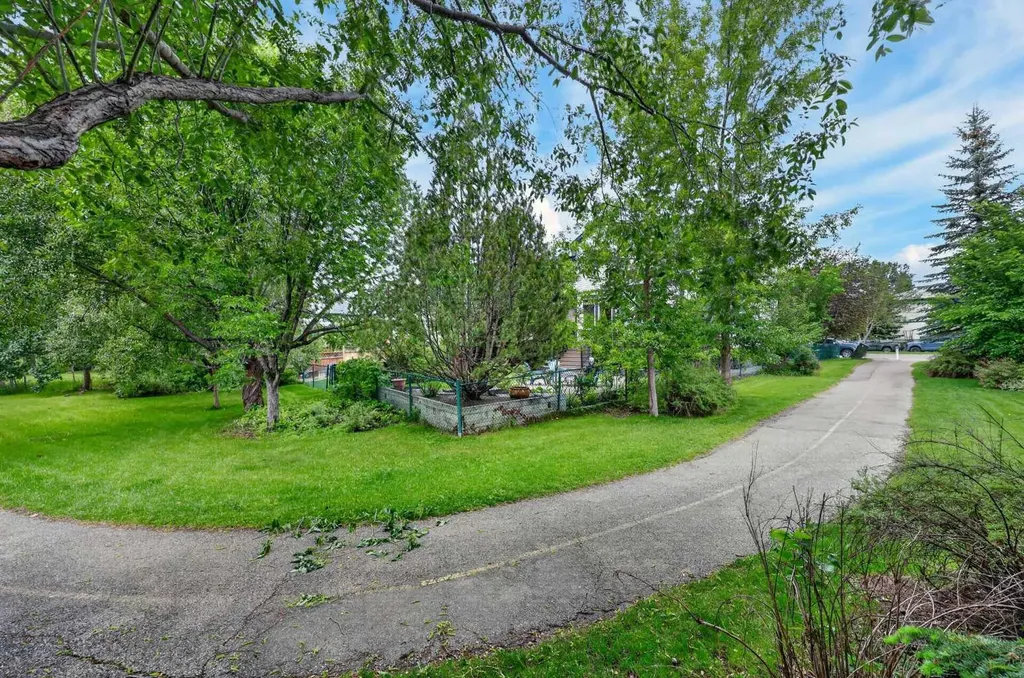 15 Douglas Glen Heights SE Calgary AB T2Z 3T4