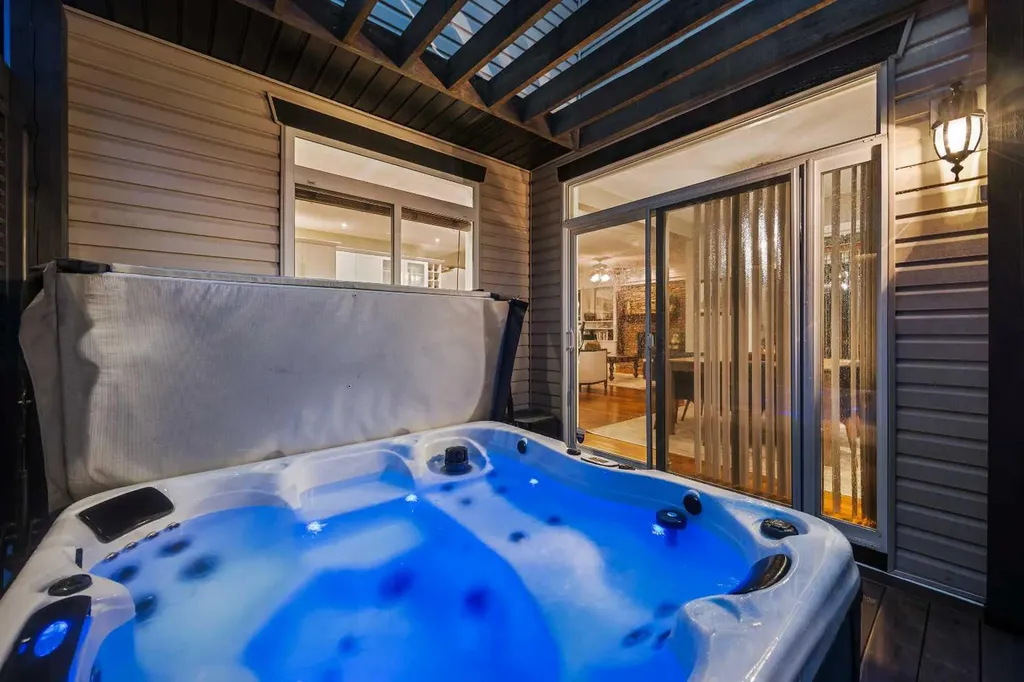 15 Douglas Glen Heights SE Calgary AB T2Z 3T4
