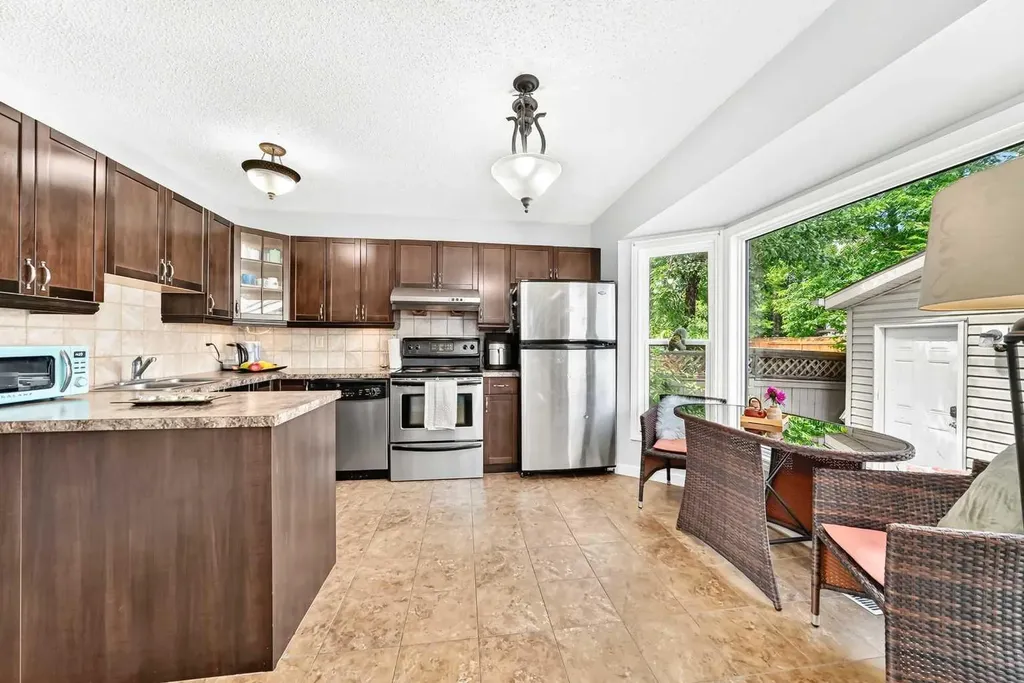 63 Strathcona Crescent SW Calgary AB t3h 1k9