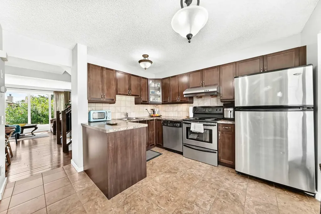 63 Strathcona Crescent SW Calgary AB t3h 1k9