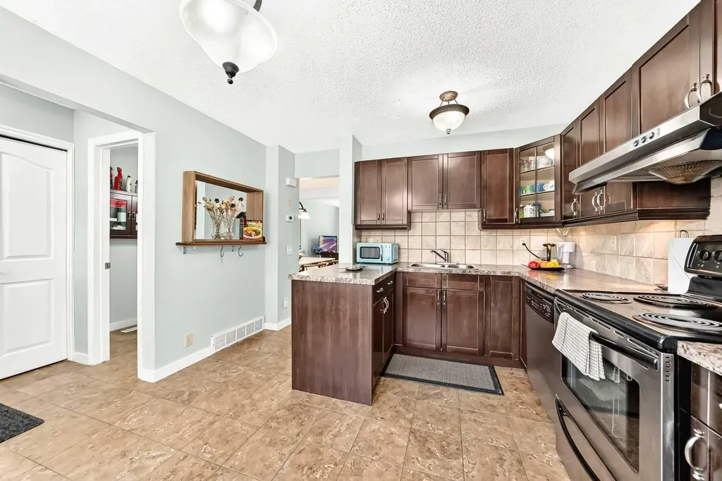 63 Strathcona Crescent SW Calgary AB t3h 1k9