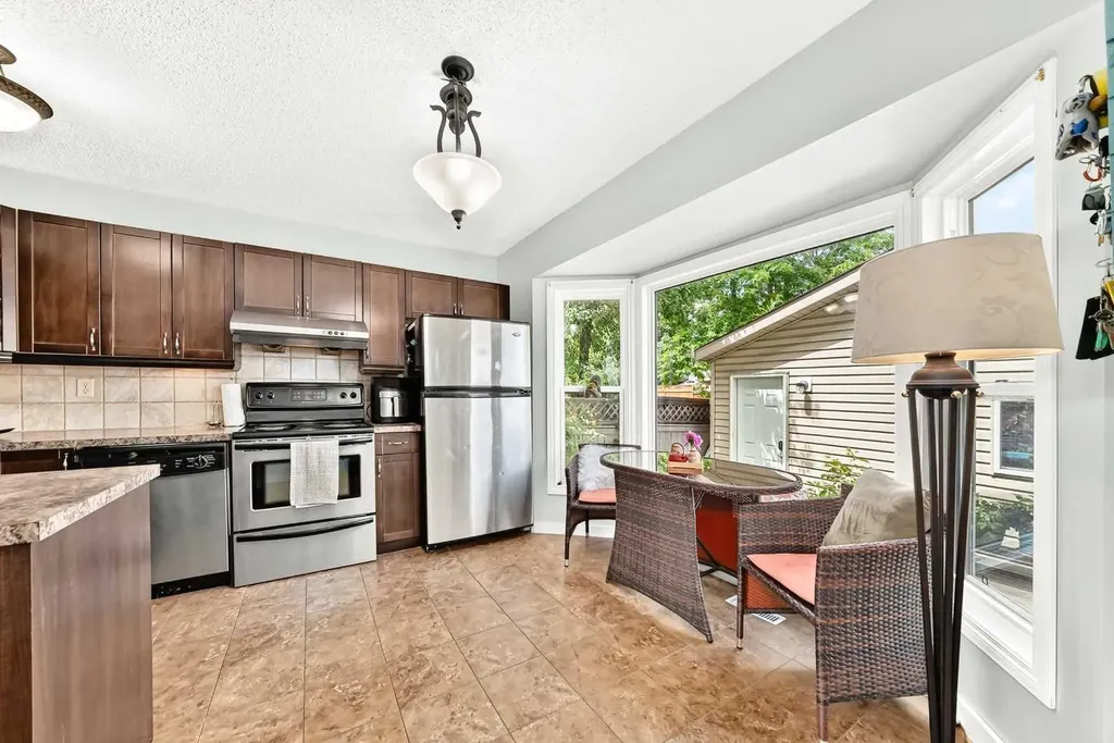 63 Strathcona Crescent SW Calgary AB t3h 1k9