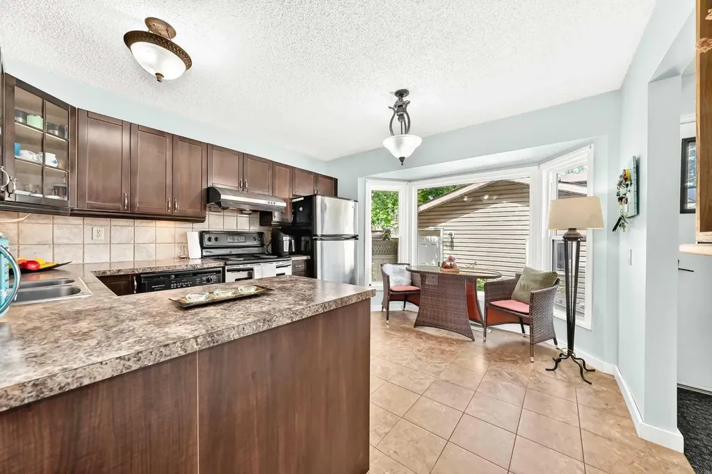 63 Strathcona Crescent SW Calgary AB t3h 1k9