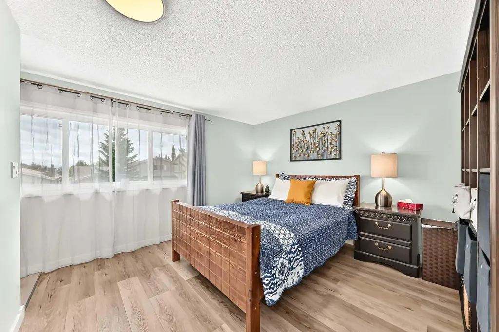 63 Strathcona Crescent SW Calgary AB t3h 1k9