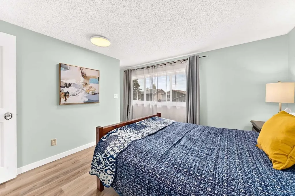 63 Strathcona Crescent SW Calgary AB t3h 1k9