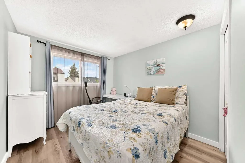 63 Strathcona Crescent SW Calgary AB t3h 1k9