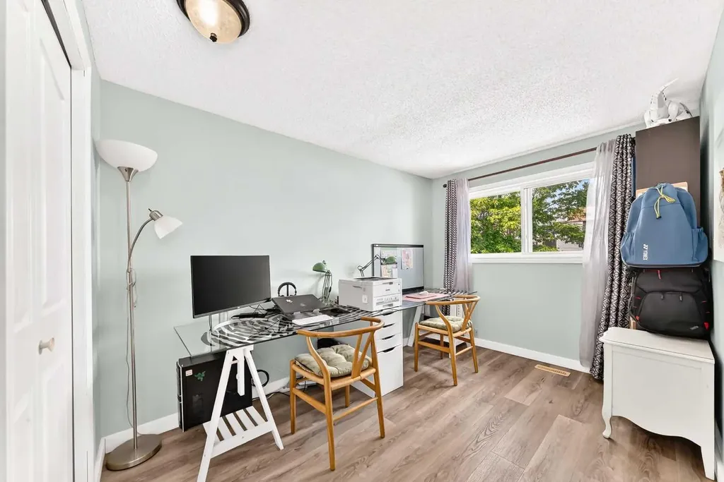 63 Strathcona Crescent SW Calgary AB t3h 1k9