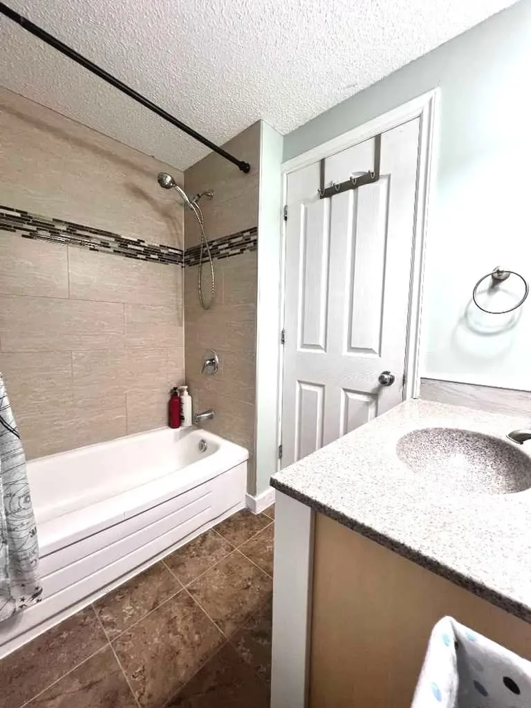 63 Strathcona Crescent SW Calgary AB t3h 1k9