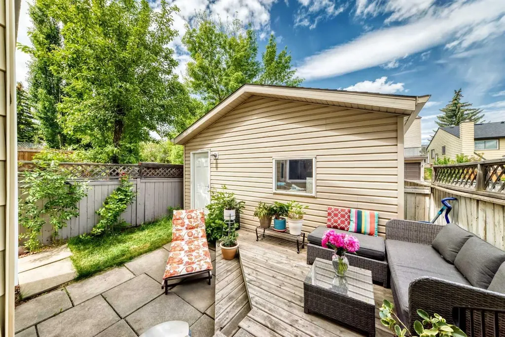63 Strathcona Crescent SW Calgary AB t3h 1k9