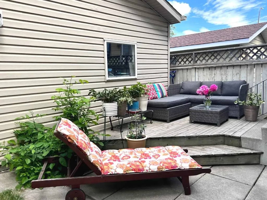 63 Strathcona Crescent SW Calgary AB t3h 1k9