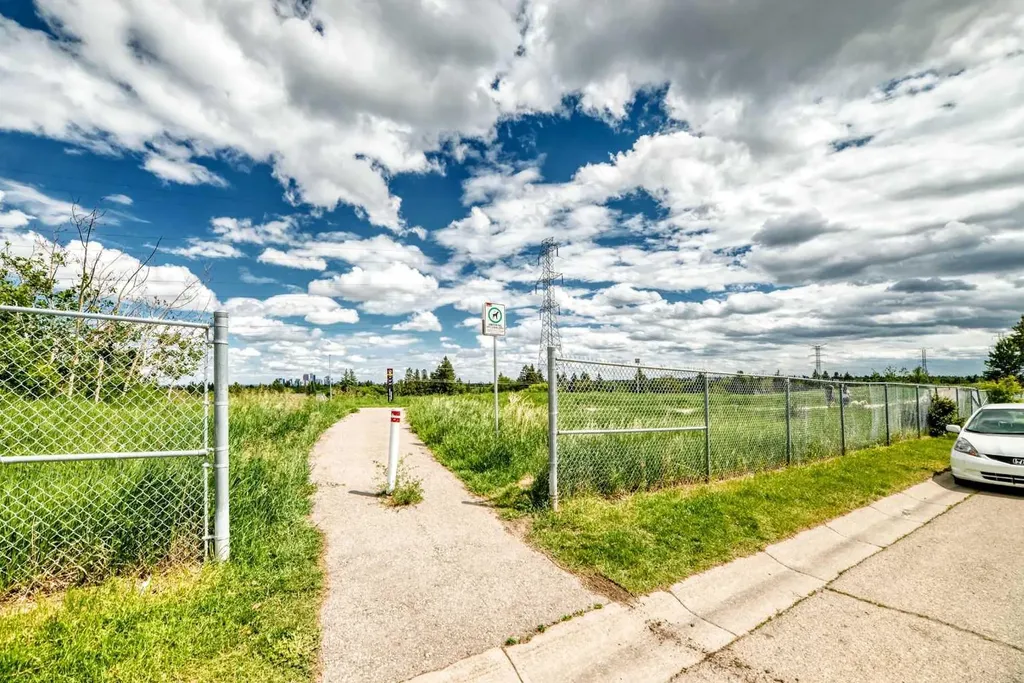 63 Strathcona Crescent SW Calgary AB t3h 1k9