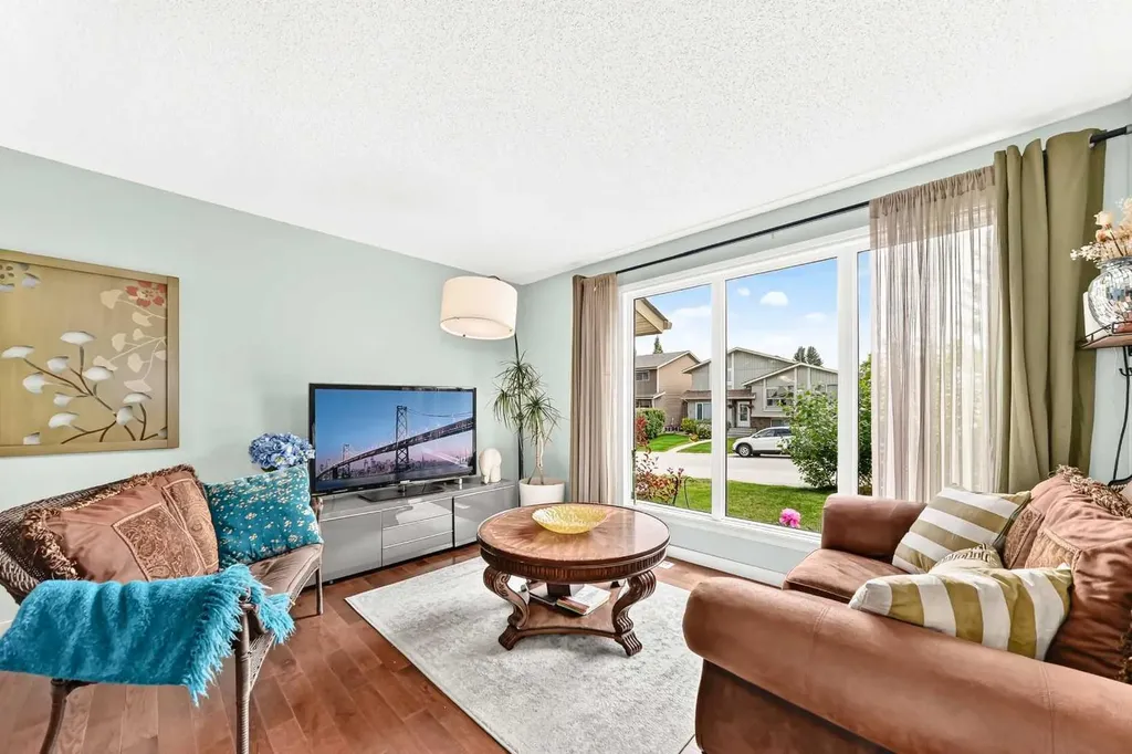 63 Strathcona Crescent SW Calgary AB t3h 1k9